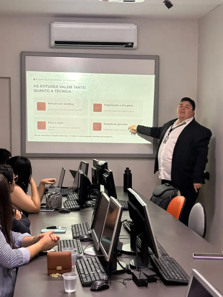 Paulo Vinícius em palestra — foto 1