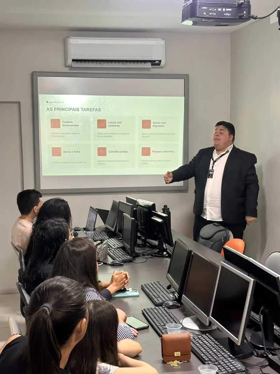 Paulo Vinícius em palestra — foto 2