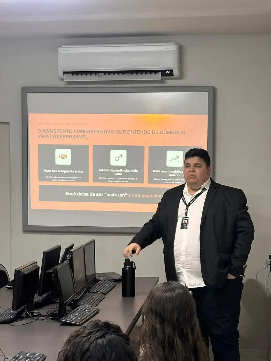 Paulo Vinícius em palestra — foto 3